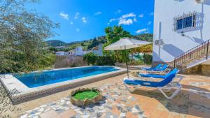 The swimming pool at or close to Casa Luna Alora by Ruralidays
