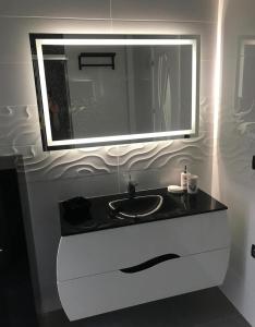 łazienka z umywalką i lustrem w obiekcie Suite Lugo w mieście Úbeda