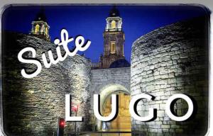 znak dla sklepu z wieżą zegarową w tle w obiekcie Suite Lugo w mieście Úbeda +4 zdjęcia