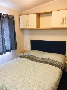 Dormitorio pequeño con cama y armarios en Camping -Domaine de Dugny en Onzain