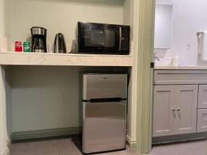 a kitchen with a microwave and a refrigerator under a counter at 华人区花园别墅 in Temple City