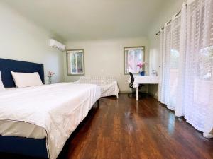 a bedroom with a bed and a desk in it at 华人区花园别墅 in Temple City
