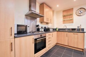 Køkken eller tekøkken på Vikings Apartment City Centre Exclusive Offers With Private Parking & Terrace