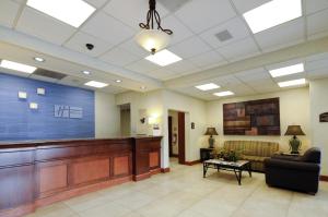 a lobby of a hospital with a waiting room at Holiday Inn Express & Suites Toluca Zona Aeropuerto, an IHG Hotel in Toluca