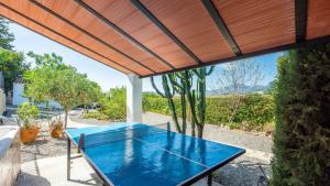Der Swimmingpool an oder in der Nähe von Casa La Vina del Arenal Pizarra by Ruralidays