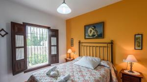Ein Bett oder Betten in einem Zimmer der Unterkunft Casa La Vina del Arenal Pizarra by Ruralidays