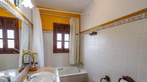 Ein Badezimmer in der Unterkunft Casa La Vina del Arenal Pizarra by Ruralidays