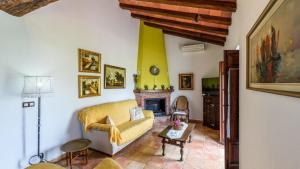 Ein Sitzbereich in der Unterkunft Casa La Vina del Arenal Pizarra by Ruralidays