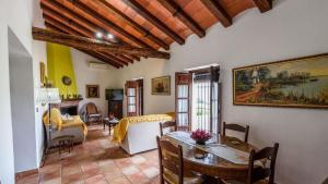 een woonkamer met een tafel en een bank bij Casa La Vina del Arenal Pizarra by Ruralidays in Pizarra