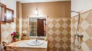 Ein Badezimmer in der Unterkunft Casa La Vina del Arenal Pizarra by Ruralidays