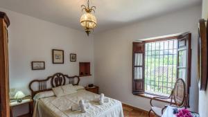 Posteľ alebo postele v izbe v ubytovaní Casa La Vina del Arenal Pizarra by Ruralidays + 37 fotografií