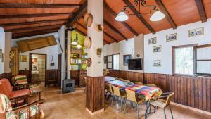 comedor con mesa y sillas en Casa La Vina del Arenal Pizarra by Ruralidays en Pizarra