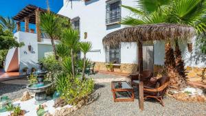 Ein Garten an der Unterkunft Casa La Vina del Arenal Pizarra by Ruralidays
