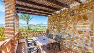 Ein Balkon oder eine Terrasse in der Unterkunft Casa La Vina del Arenal Pizarra by Ruralidays
