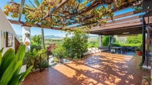 Ein Balkon oder eine Terrasse in der Unterkunft Casa La Vina del Arenal Pizarra by Ruralidays