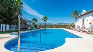 Der Swimmingpool an oder in der Nähe von Casa La Vina del Arenal Pizarra by Ruralidays