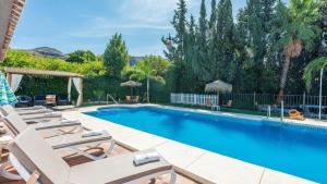 Der Swimmingpool an oder in der Nähe von Casa La Vina del Arenal Pizarra by Ruralidays