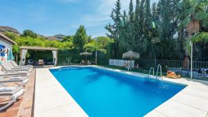 Der Swimmingpool an oder in der Nähe von Casa La Vina del Arenal Pizarra by Ruralidays