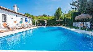 Der Swimmingpool an oder in der Nähe von Casa La Vina del Arenal Pizarra by Ruralidays
