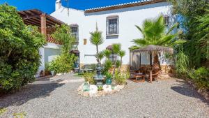Ein Garten an der Unterkunft Casa La Vina del Arenal Pizarra by Ruralidays