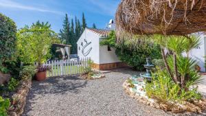 Ein Garten an der Unterkunft Casa La Vina del Arenal Pizarra by Ruralidays