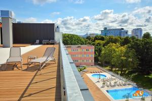 Kolam renang di atau dekat dengan SPA Nadmorskie Tarasy Nemo Apartamenty Kołobrzeg - Latarnia morska - Port
