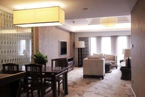Uma TV ou centro de entretenimento em Radisson Blu Hotel Liuzhou