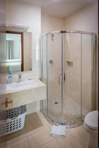 Ett badrum på Imperla Hotel