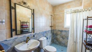 Koupelna v ubytování Casa La Choza de Mamuyo Montefrio by Ruralidays + 37 fotografií