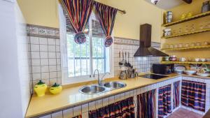 Kuchyň nebo kuchyňský kout v ubytování Casa La Choza de Mamuyo Montefrio by Ruralidays
