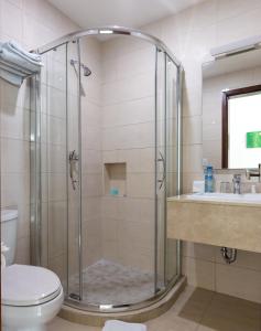 Koupelna v ubytování Imperla Hotel