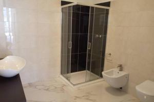 Phòng tắm tại Entire flat, independent entrance, 20 mins to BGY - Bergamo Milan airport