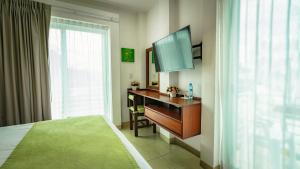 A television and/or entertainment centre at Imperla Hotel