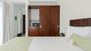Postel nebo postele na pokoji v ubytování Imperla Hotel
