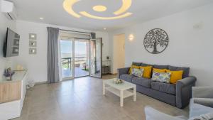 salon z kanapą i stołem w obiekcie Casa Jacaranda El Gastor by Ruralidays w mieście El Gastor