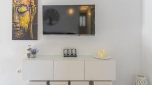 Telewizja i/lub zestaw kina domowego w obiekcie Casa Jacaranda El Gastor by Ruralidays