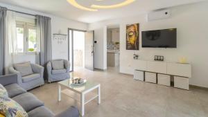 Telewizja i/lub zestaw kina domowego w obiekcie Casa Jacaranda El Gastor by Ruralidays