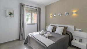Łóżko lub łóżka w pokoju w obiekcie Casa Jacaranda El Gastor by Ruralidays
