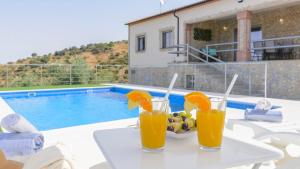Basen w obiekcie Casa Jacaranda El Gastor by Ruralidays lub w pobliżu