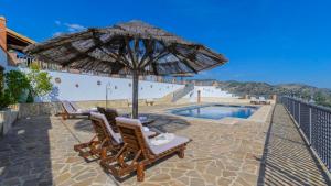 Bazén v ubytovaní Casa El Mirador Iznajar by Ruralidays alebo v jeho blízkosti