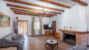 salon z kominkiem i telewizorem w obiekcie Casa El Olimpo Alora by Ruralidays w mieście Alora