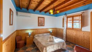 Postel nebo postele na pokoji v ubytování Casa La Noria Iznate by Ruralidays