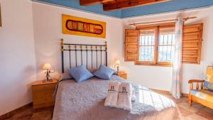 Postel nebo postele na pokoji v ubytování Casa La Noria Iznate by Ruralidays + 25 fotografií