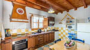 Kuchyň nebo kuchyňský kout v ubytování Casa La Noria Iznate by Ruralidays