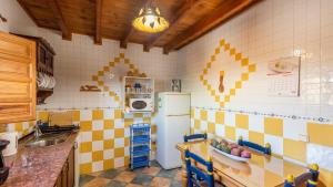 Kuchyň nebo kuchyňský kout v ubytování Casa La Noria Iznate by Ruralidays
