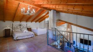 ein Schlafzimmer mit einem Bett und einem Kronleuchter in der Unterkunft Casa Rural Malaga Spa Cartama by Ruralidays in Cártama + 35 Fotos