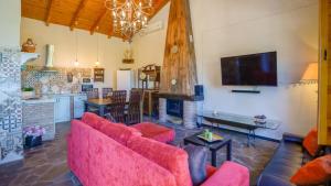 ein Wohnzimmer mit roten Sofas und einem Kamin in der Unterkunft Casa Rural Malaga Spa Cartama by Ruralidays in Cártama