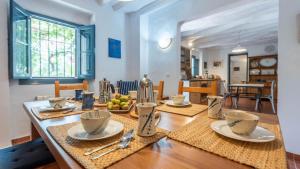 Restauracja lub miejsce do jedzenia w obiekcie Finca Los Meleros Olvera by Ruralidays