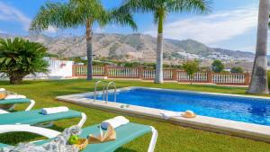 Bazén v ubytování Villa Pastora Nerja by Ruralidays nebo v jeho okolí