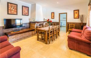 sala de estar con mesa, sillas y TV en Awesome Home In Priego De Cordoba With Kitchen, en Priego de Córdoba